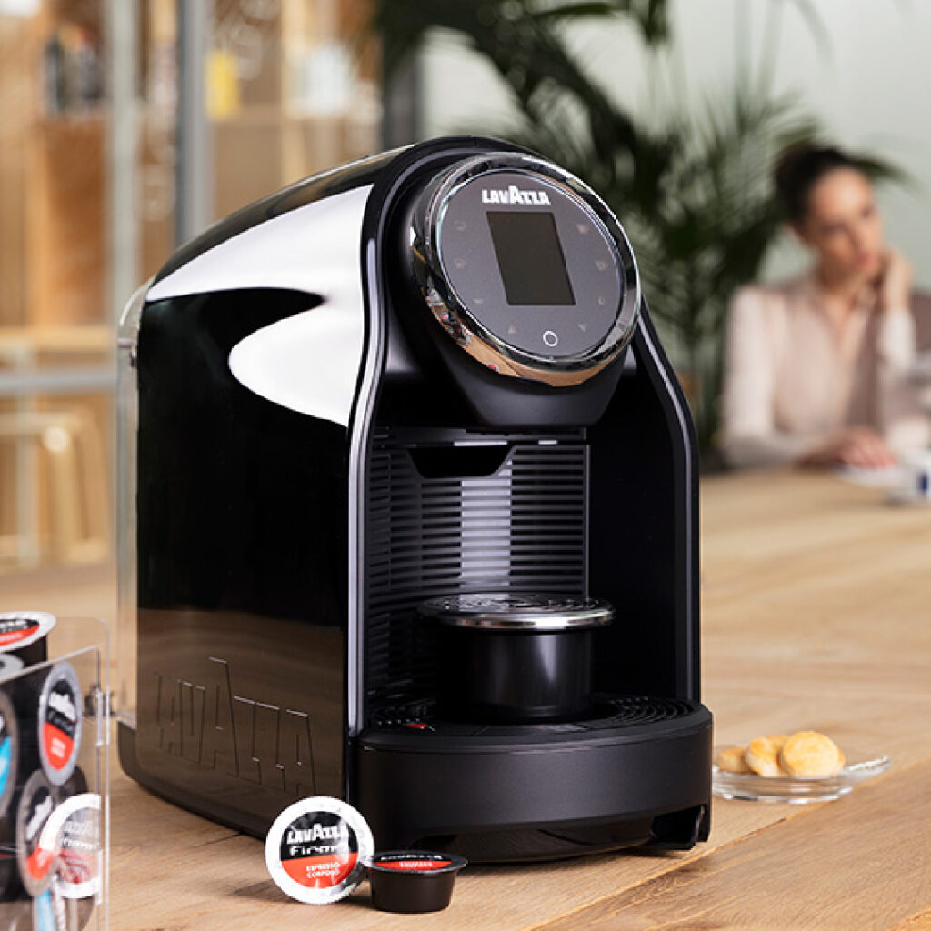 Petite machine à café en location compacte et moderne, idéale pour les petites entreprises ou les espaces de pause.